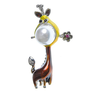 Martisor Brosa Girafa cu o perla acrilica Alba