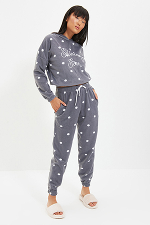 Pijama dama de iarna plusata cocolino pufoasa cu buline si gluga Shining Star Trendyol Gri