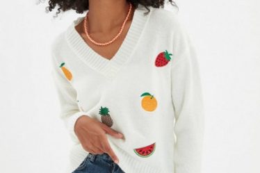Pulover dama de iarna tricotat cu decolteu in V si maneci cazute cu imprimeu fructe Trendyol Ecru