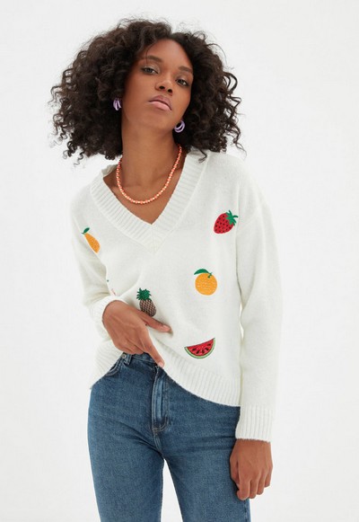 Pulover dama de iarna tricotat cu decolteu in V si maneci cazute cu imprimeu fructe Trendyol Ecru