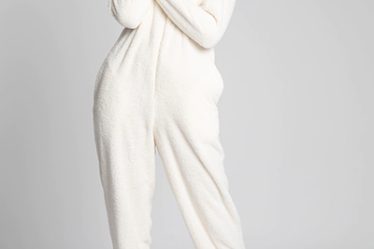 Pijama dama intreaga onesie pufoasa cocolino cu gluga cu urechi Ursulet LaLupa Alba