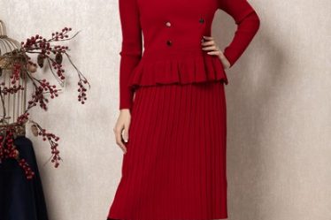 Rochie de iarna tricotata peste genunchi cu cu vesta brodata cu peplum Viella Rosie