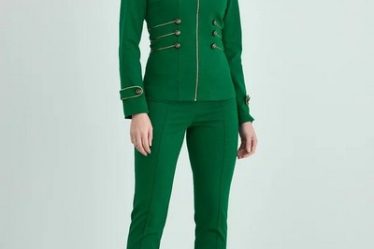 Costum dama elegant cu pantaloni creion si sacou cambrat tip army LaDonna Verde cu detalii aurii