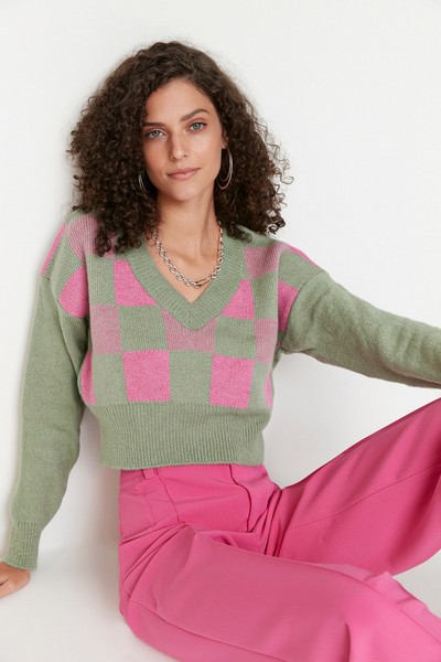 Pulover dama crop tricotat cu decolteu in V Trendyol Verde cu Roz