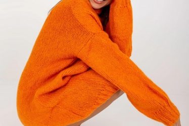 Rochie de iarna tricotata tip pulover lejera cu maneci lungi cu guler Fashionhunters RUE PARIS Portocalie
