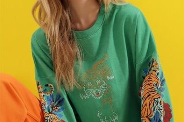 Bluza dama sport cu imprimeu Tigru colorat pe manecile bufante Trend Alacatı Stili Verde