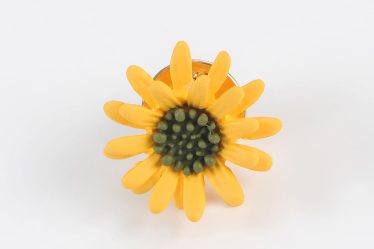 Brosa martisor floare galbena